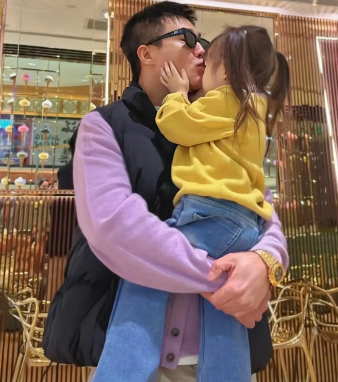 杜淳一家三口逛商场，女儿喂杜淳吃冰淇淋 画面温馨，王灿羡慕坏了！ 