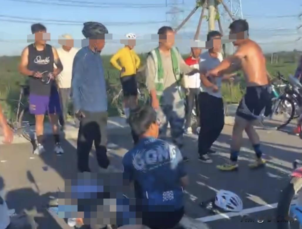 河北一男孩跟团骑行被碾压身亡事件，到底谁该为他的死负责？是肇事司机？是男孩的父亲