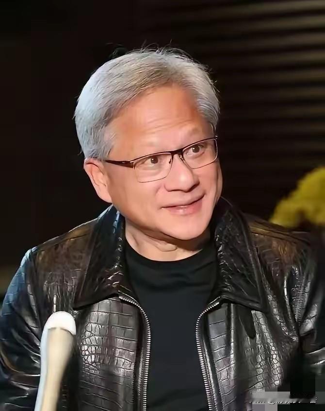 大家发现了吗？
黄仁勋越来越不对劲了。
他都已经63岁了，却变得越来越活跃了。