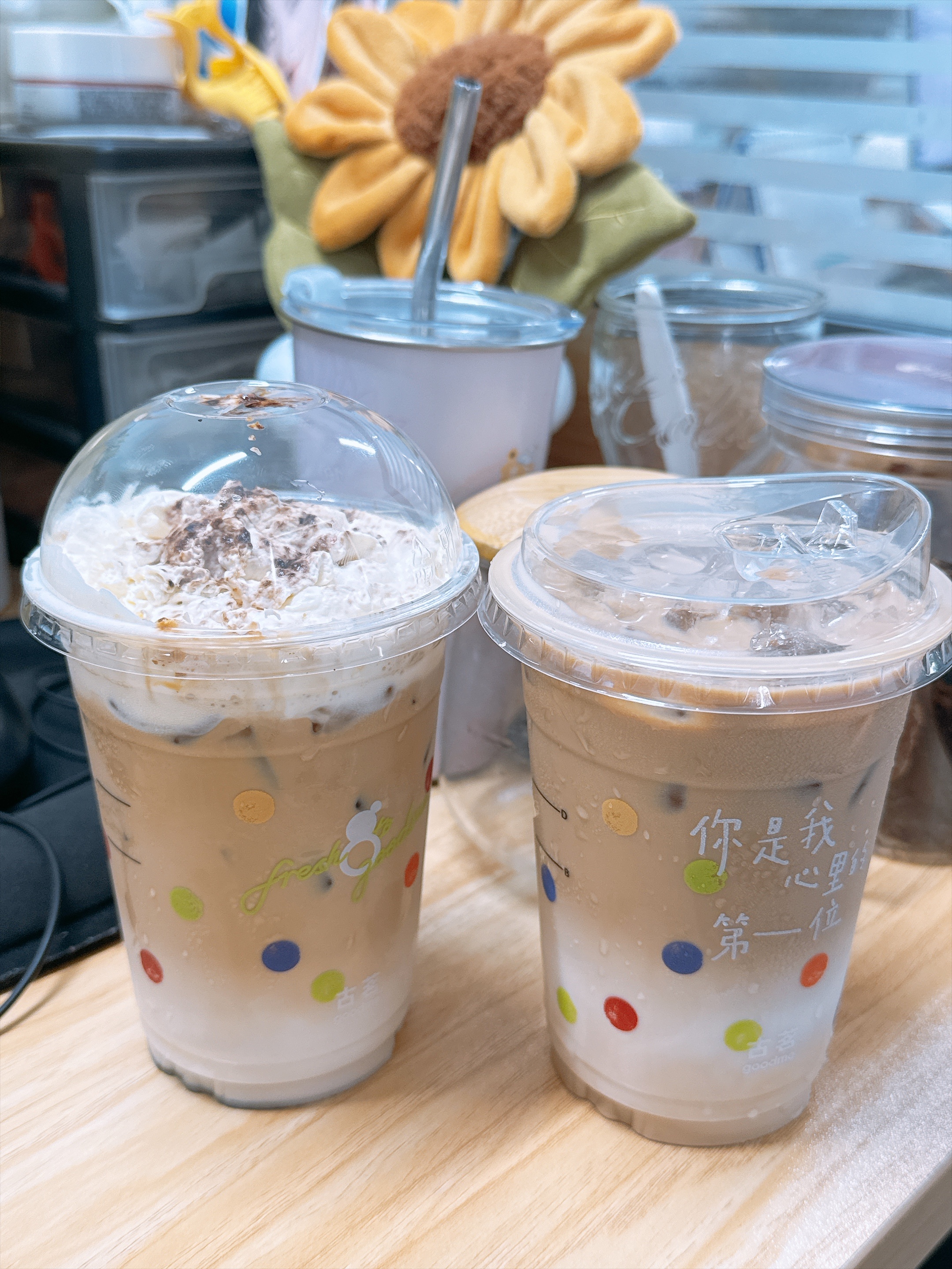 今天还是古茗，香草籽雪芙拿铁和鲜奶拿铁，来点提提神，为晚上准备