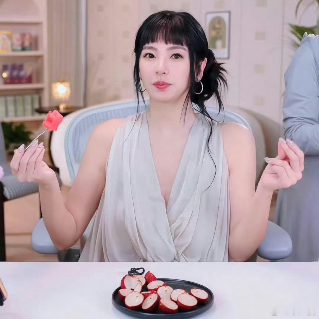张雨绮 幼态风 大女主千方百计的刷存在感～前些天趁着星爷《功夫女足》上映的热度也