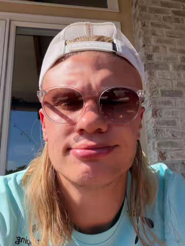 哈兰德社媒晒照锁定挪威队首战从伊蒂哈德到世界杯舞台，哈兰德把“目光锁定”的习惯带