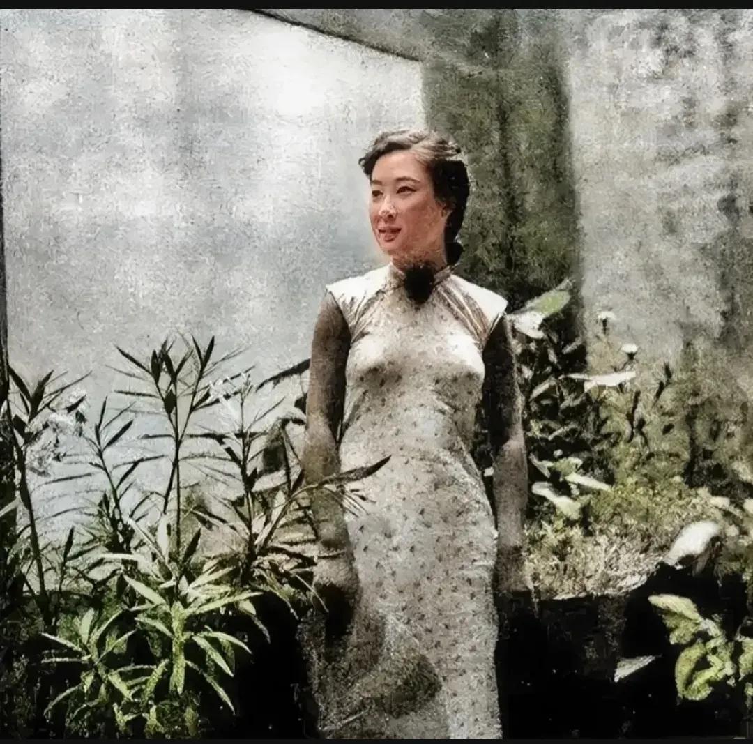 1947年，北平，一位容貌秀丽的女性，留下了这一张照片，镜头中的她身姿曼妙，轮廓