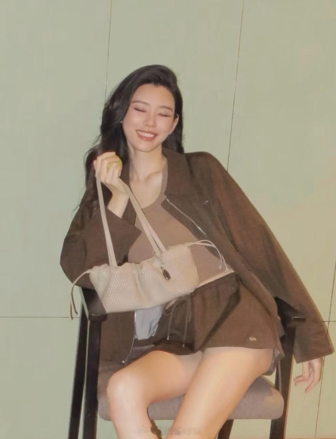 奚梦瑶秋日美拉德运动，穿出慵懒的即视感 ​​​