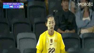 这场球最刺眼的，不是2比1，是人眼彻底退场。
第32分钟，中国女足先丢一球。