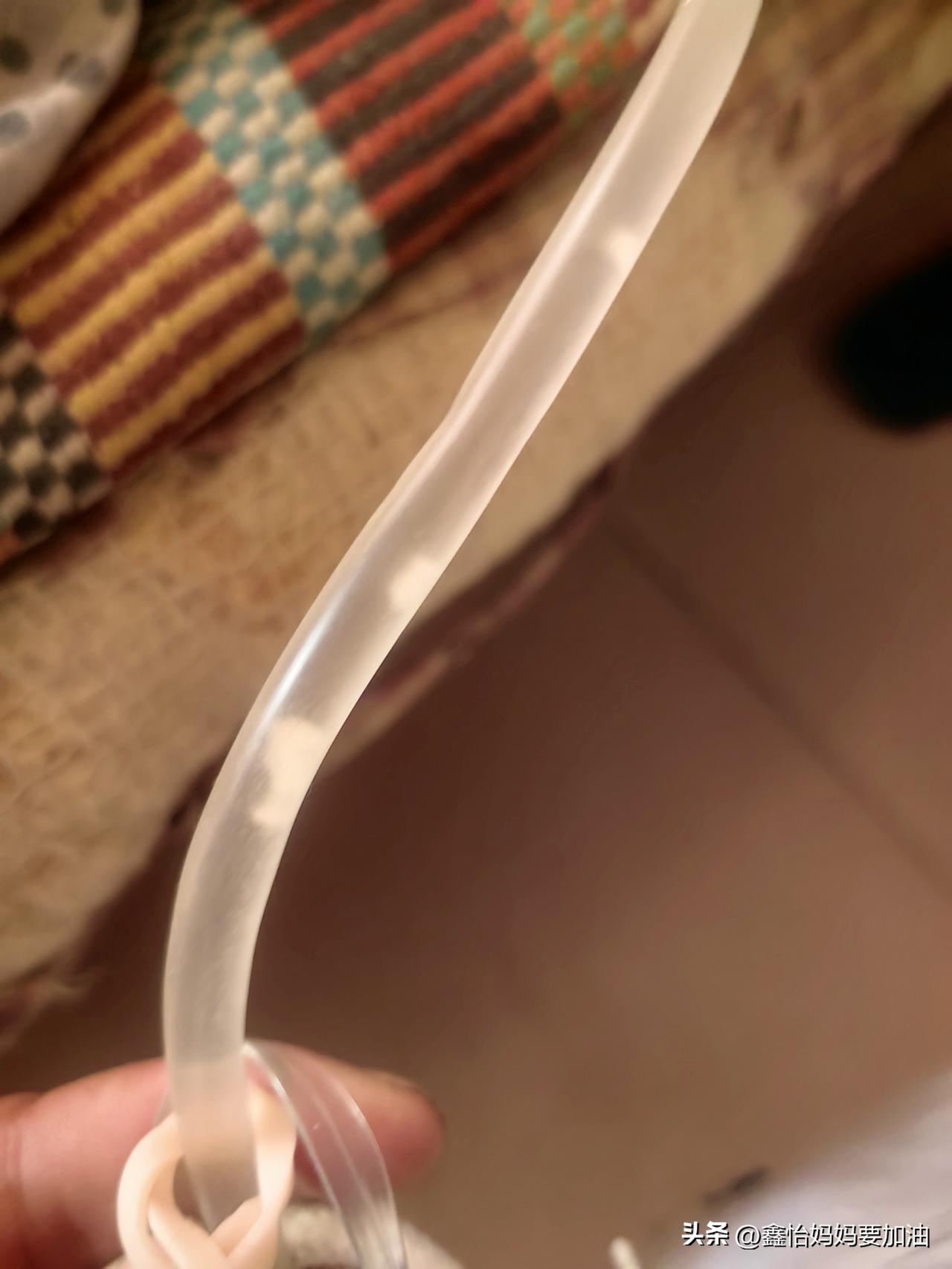 今天早上老公让我帮他穿衣起床，他说天凉了他头也疼，他想出去买顶帽子戴，我就帮他起
