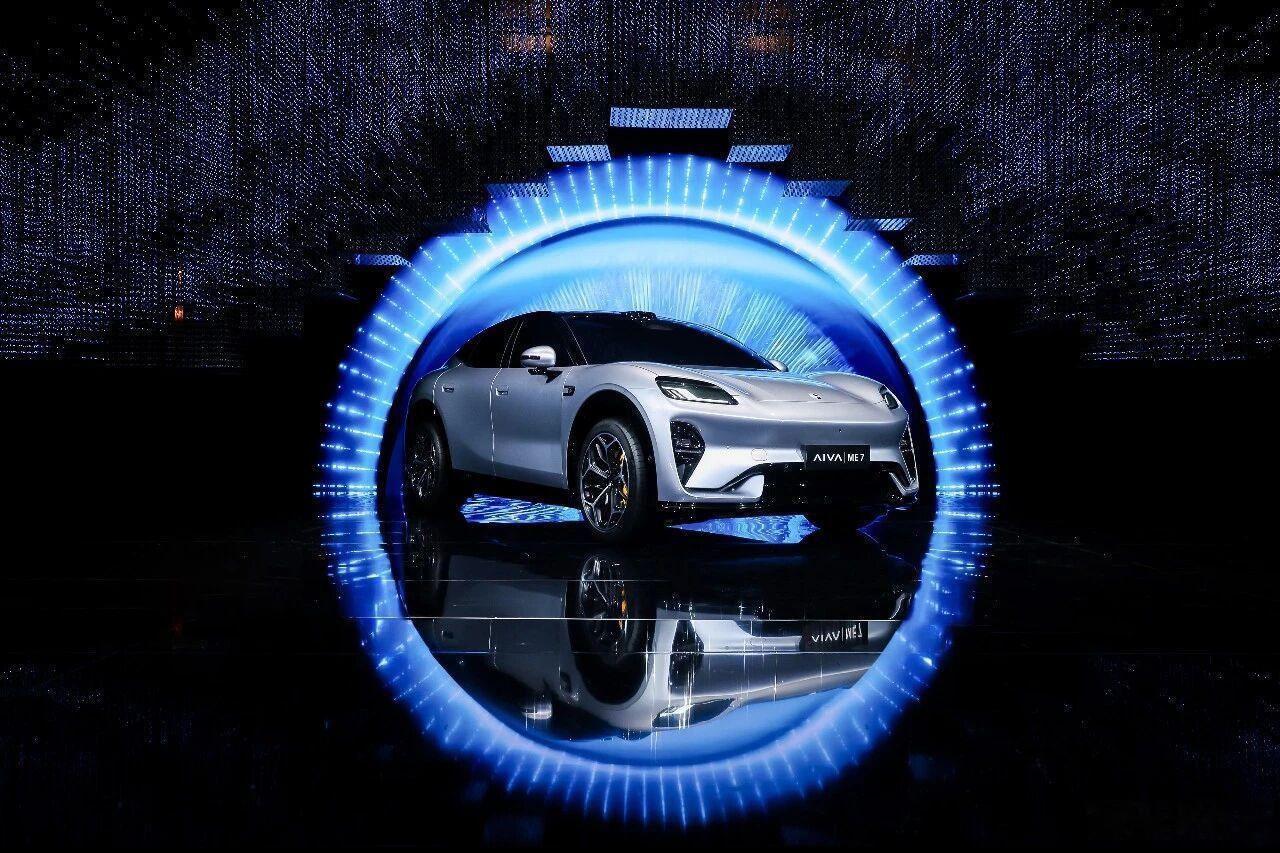 AIVA首款量产车ME7全球首秀赛豆的动作应该会越来越多吧，毕竟两条腿走路有可能