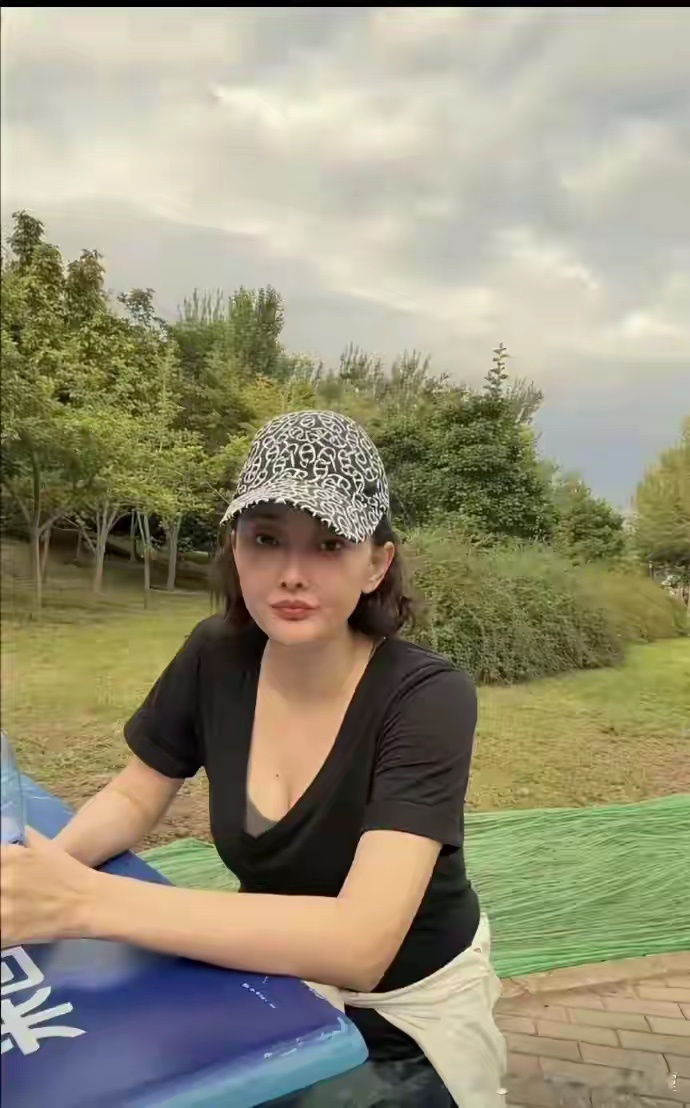 牛莉也老了，这身材都是岁月的痕迹，女神也抵抗不了时间啊！ 
