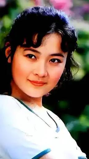 娜仁花，蒙古族，内蒙古锡林浩特人，国家一级演员、导演，毕业于北京电影学院，英国国