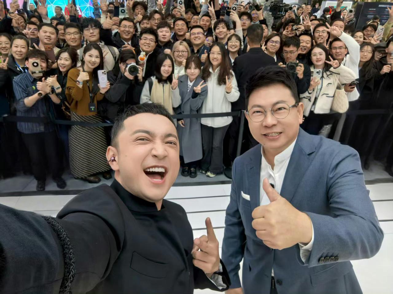 AWE2026上海展会特别热闹，其中最吸睛的就是华为展台。余承东携手尼格买提开启