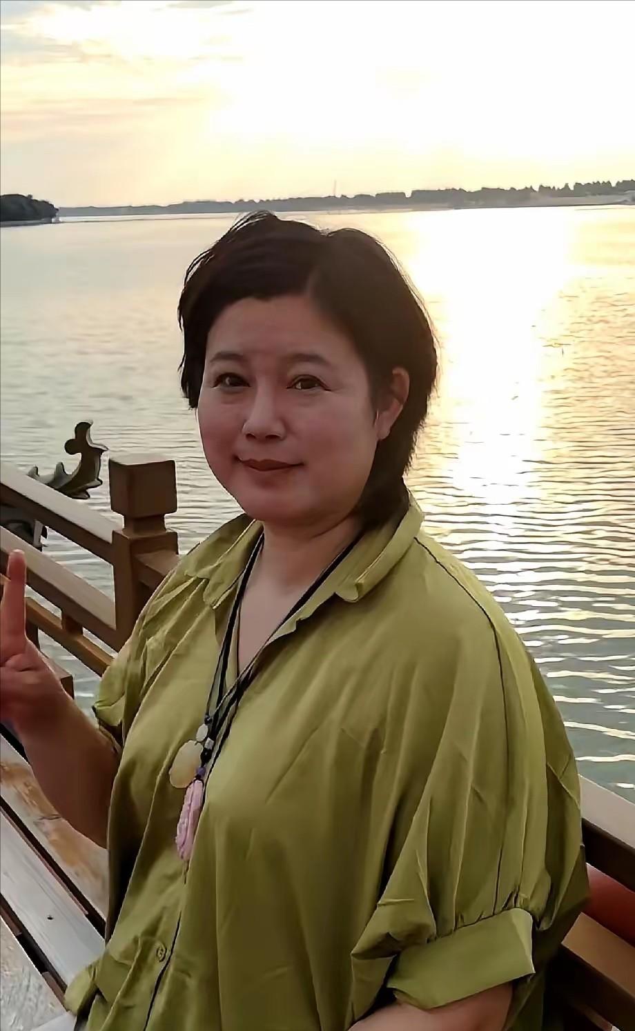 要是没人提醒，打死我也不敢信。眼前这个挤着眼睛、双下巴若隐若现的短发大姐，竟然是