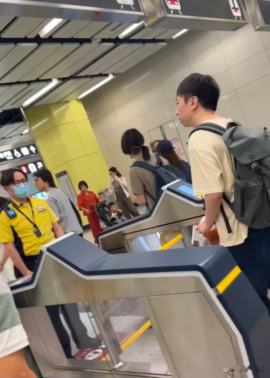 近日，一段发生在香港地铁站内的争执视频引发社会热议。视频记录了一名年长男性乘客过