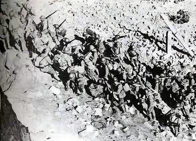 旗袍换粗布，灶灰遮容颜！南京城破时，女性的体面竟成日军施暴的 “罪证”！
南京城