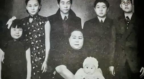 1938年1月，国民党上将韩复榘被枪决，次日上午，郑洞国带着卫士乘车来到漯河与高