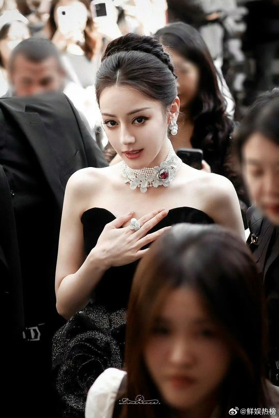 这是什么逆天骨相！迪丽热巴梳大光明还能如此美萌，无刘海造型，放大每一处五官优势，