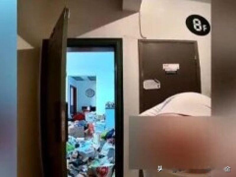 上海一51岁男子（有抑郁症病史）在小区频繁裸露身体，还乱堆杂物，女邻居不堪其扰崩