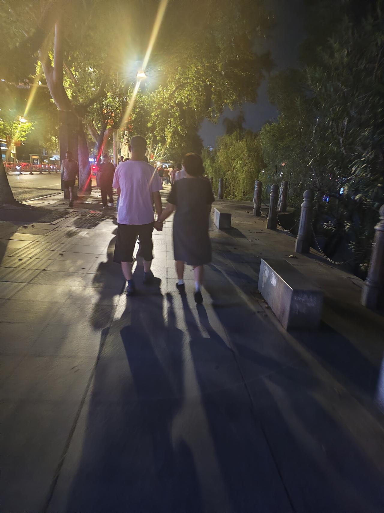 这样的人生伴侣你向往吗！

这一幕，戳中了多少人对生活的温柔向往！
 
晚上在林