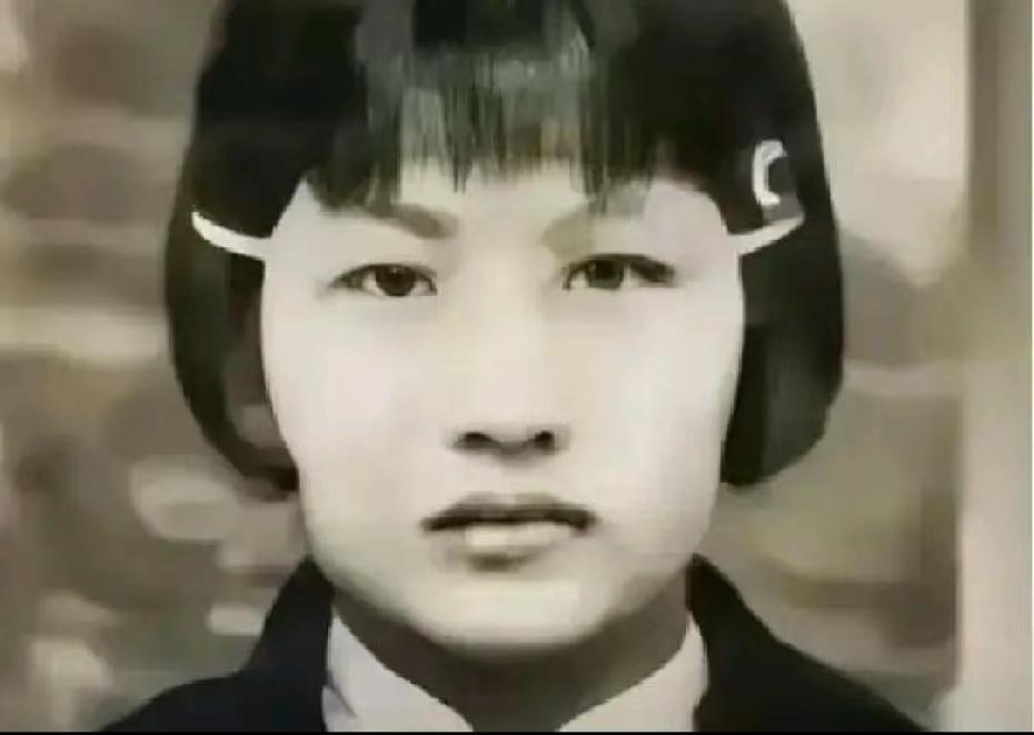 百名特工惨遭出卖，女特工孤身闯敌巢血刃叛徒。

1940年的青岛，笼罩在日军铁蹄