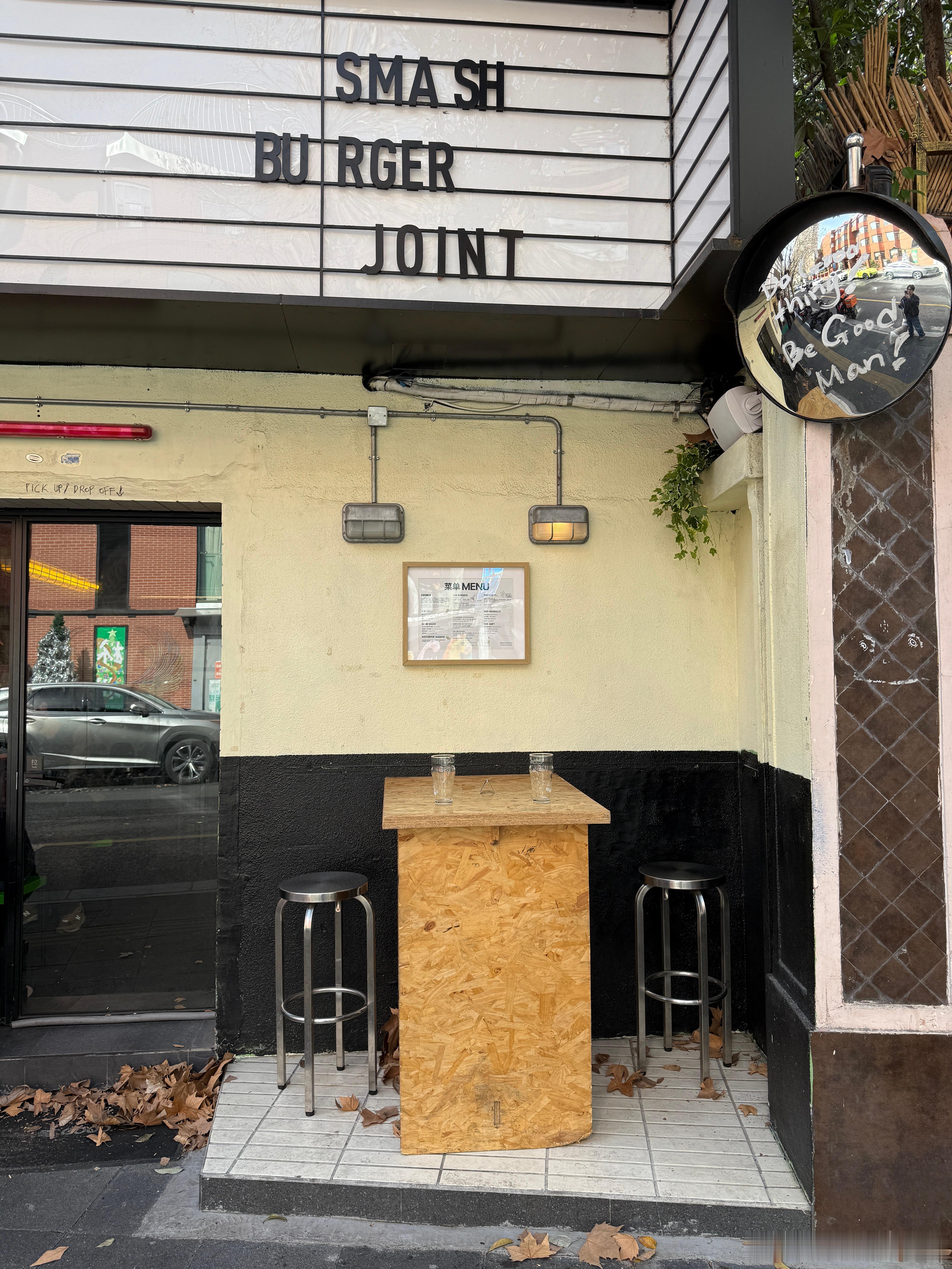 带狗子在新乐路吃汉堡，结果有位开12 Cilindri的兄弟正好路过看到我说：唉