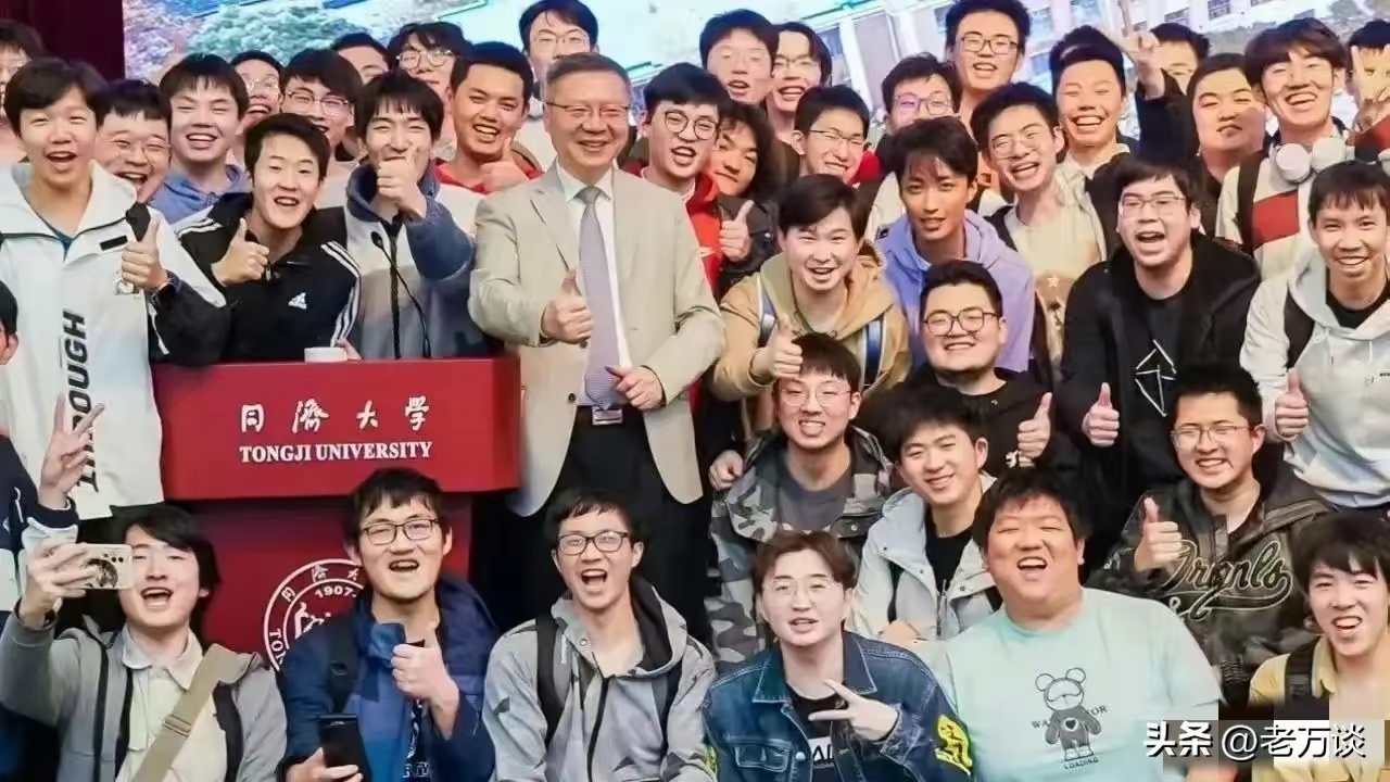 张维为教授到同济大学讲座，受到同学的欢迎，年轻人一起露出开心的笑，我相信他们是为