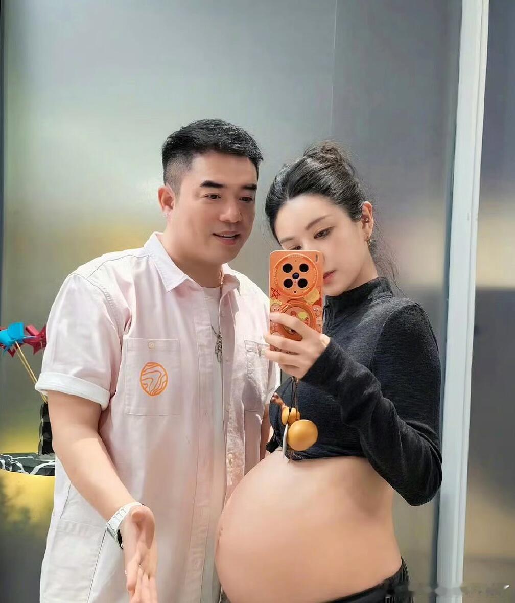 41岁薇娅晒出二胎孕肚照 