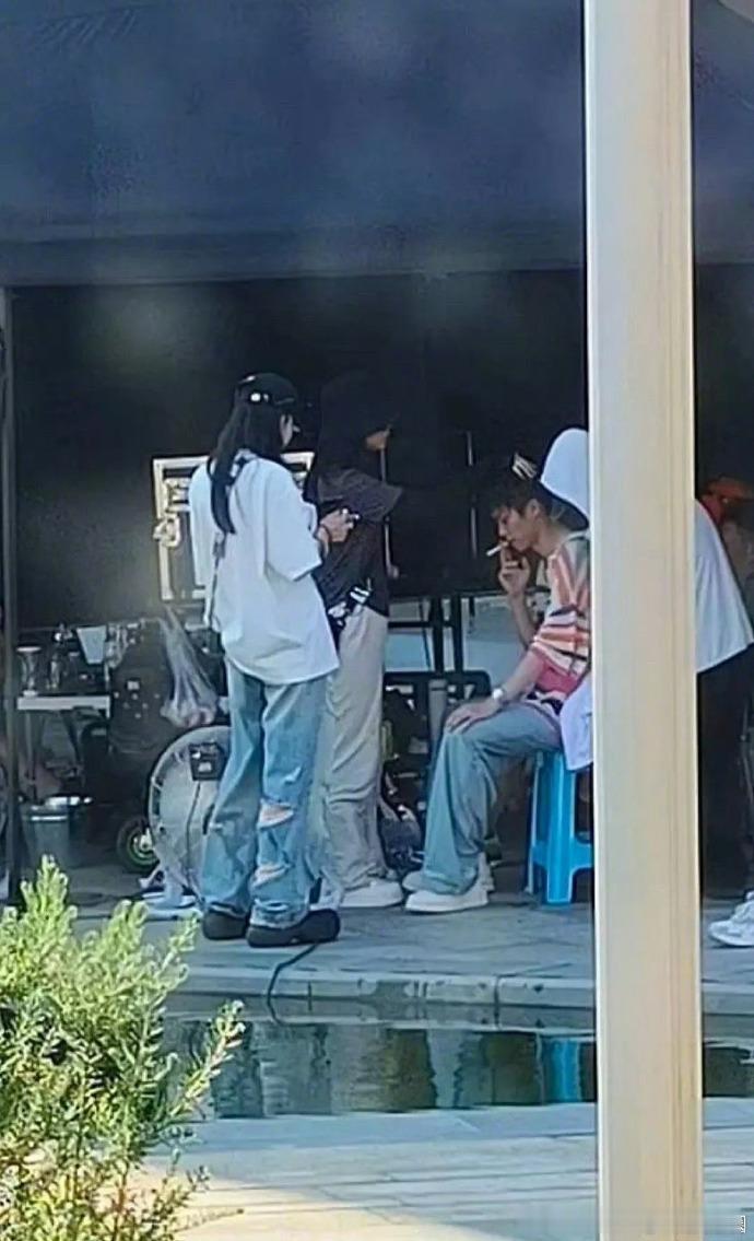 梓渝在公共场合和片场抽烟的行为遭吐槽。公共场合吸烟不合适，艺人应时刻注意自身行为