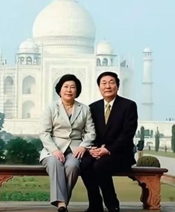 这是朱公和夫人劳安，2002 年 1 月 13 日在印度泰姬陵前的留影，那时候的
