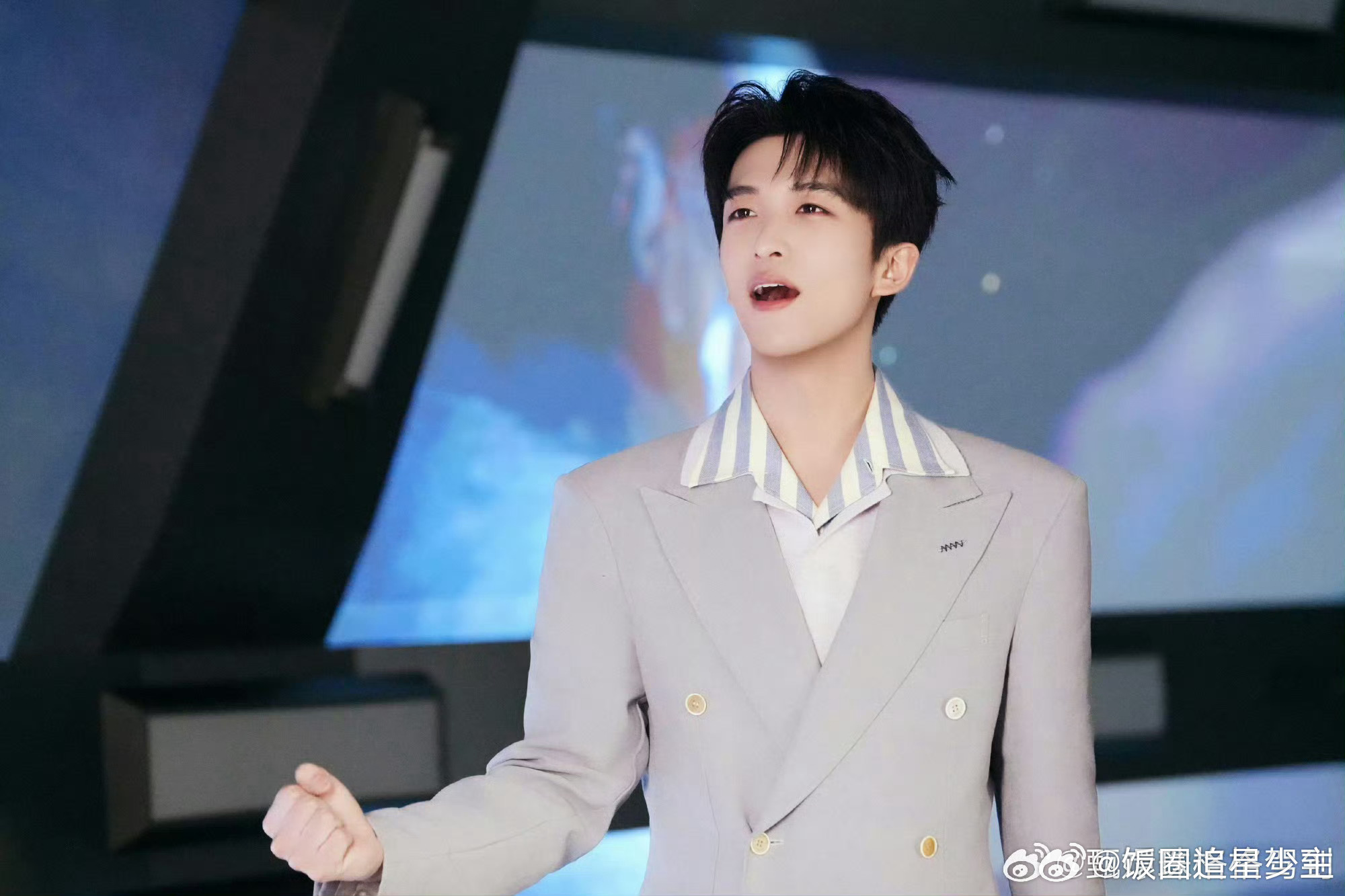 央视镜头下的陈伟霆黄子弘凡 央视镜头太考验人！陈伟霆黄子弘凡同台合唱，大气沉稳，