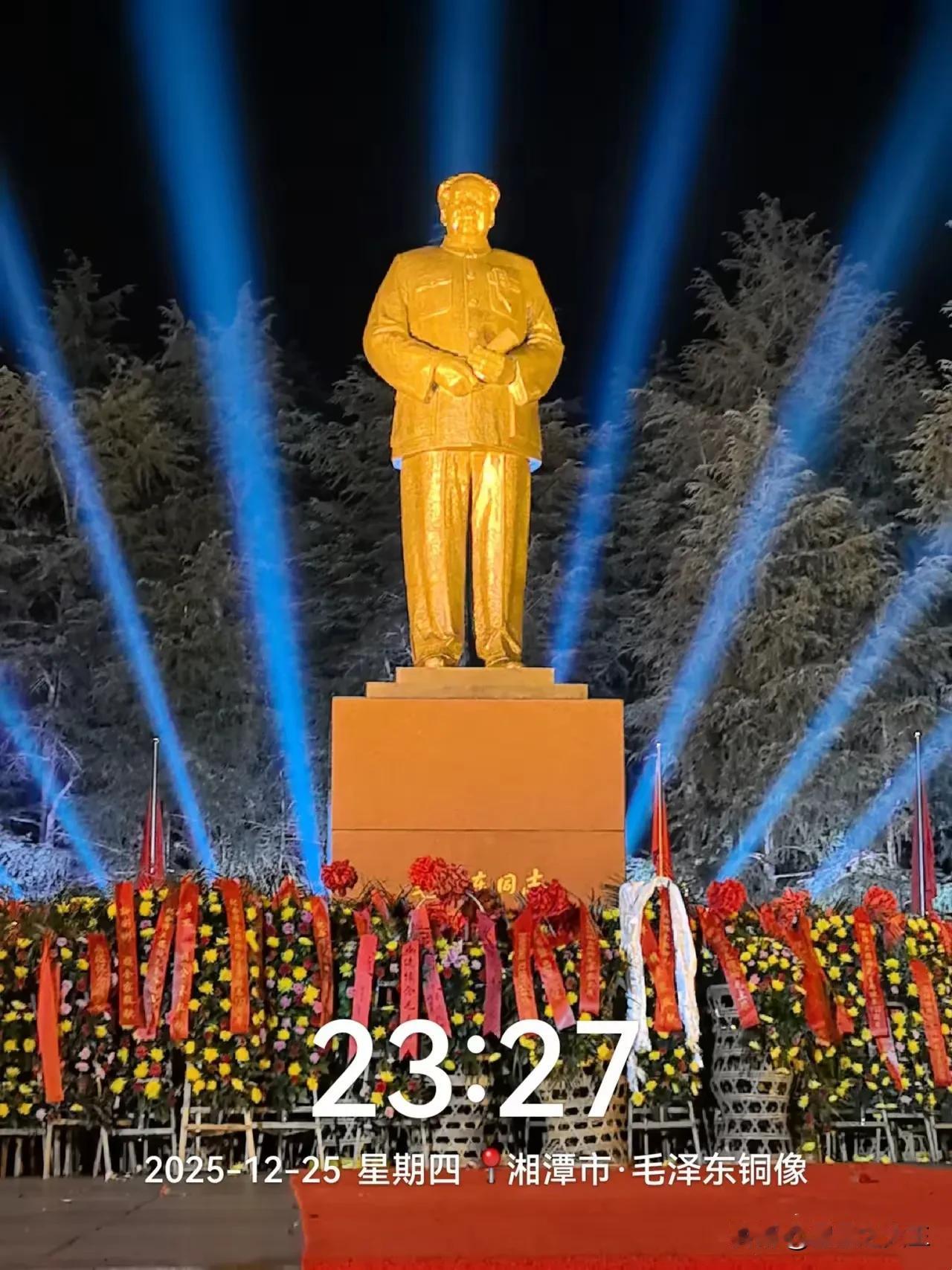 今日，伟人毛泽东同志迎来132周岁诞辰。昨夜，我携妻伴友奔赴韶山这片红色热土，在