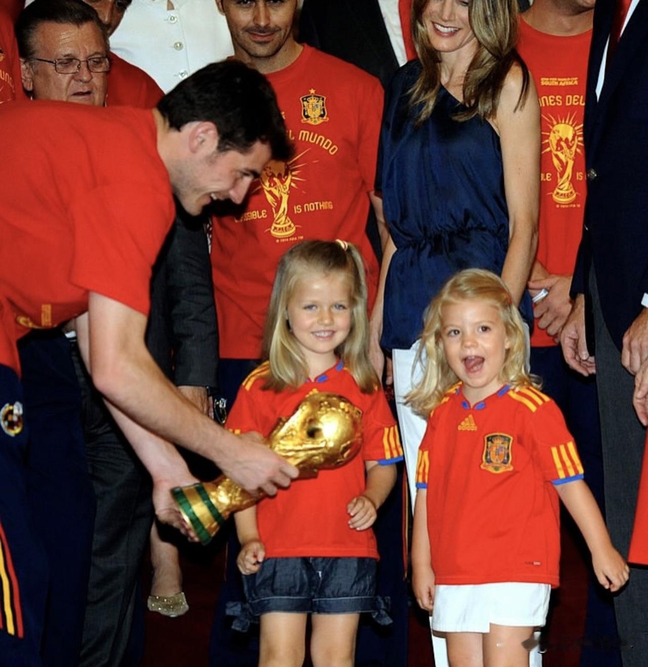 十六年後，西班牙兩位公主再次撫摸到了「大力神」獎盃🏆🇪🇸