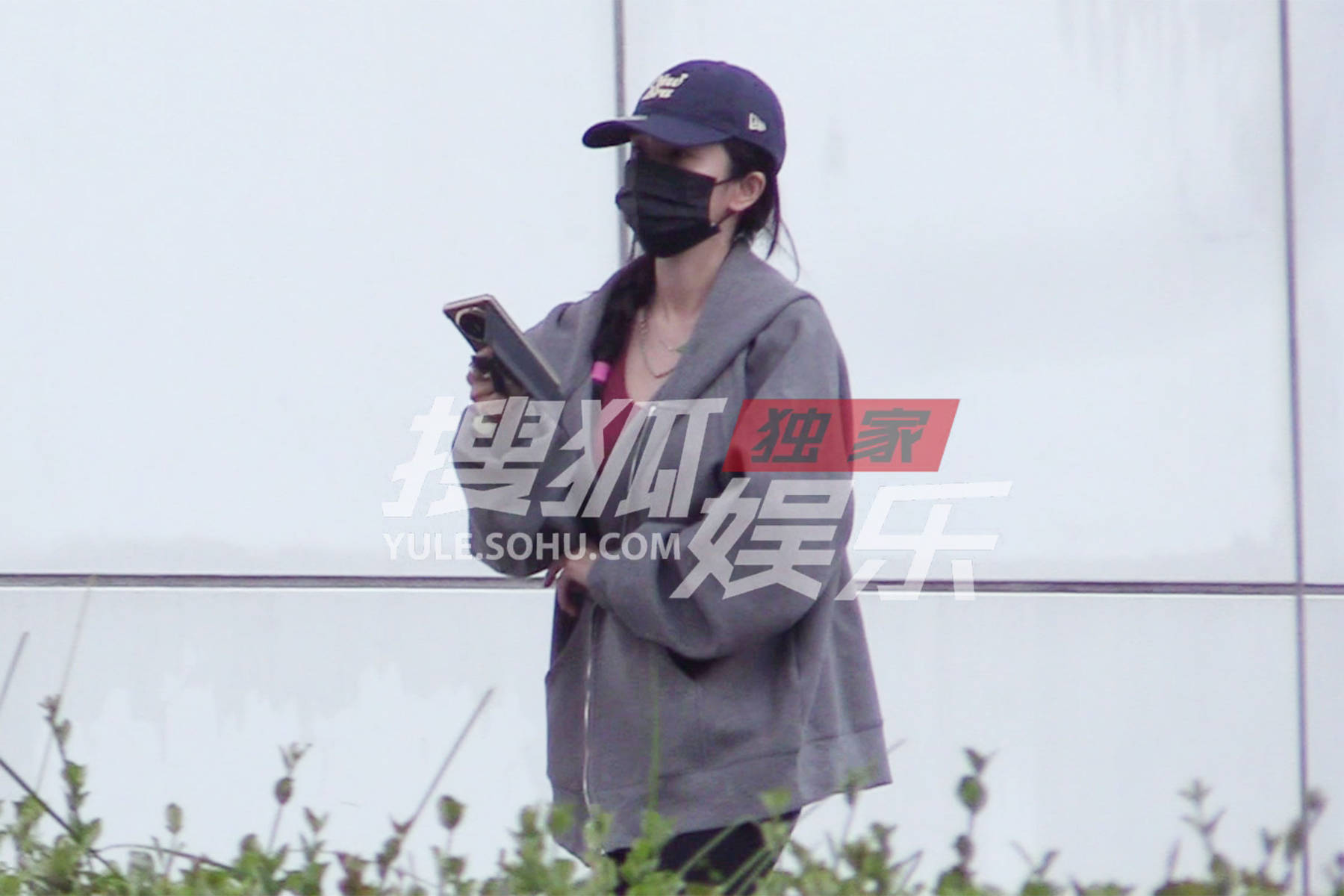杨幂[超话]  当你看到杨幂头戴棒球帽扎着麻花辫，就知道姐又又又去健身了，幂的自