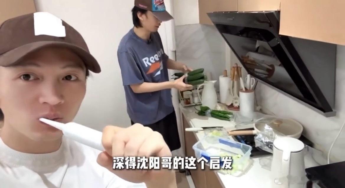 小沈阳王赫野把宿舍过成东北老家小沈阳王赫野宿舍伙食开外挂俩人一拍即合准备动手腌制