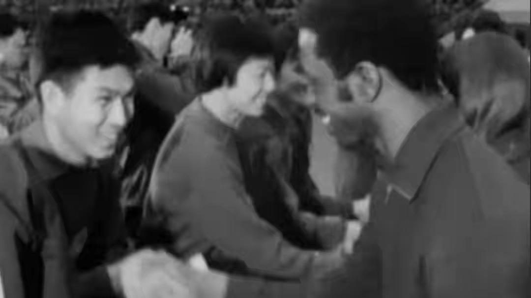 1971年，在日本名古屋举行的第31届世界乒乓球锦标赛期间，中美两国乒乓球队展开