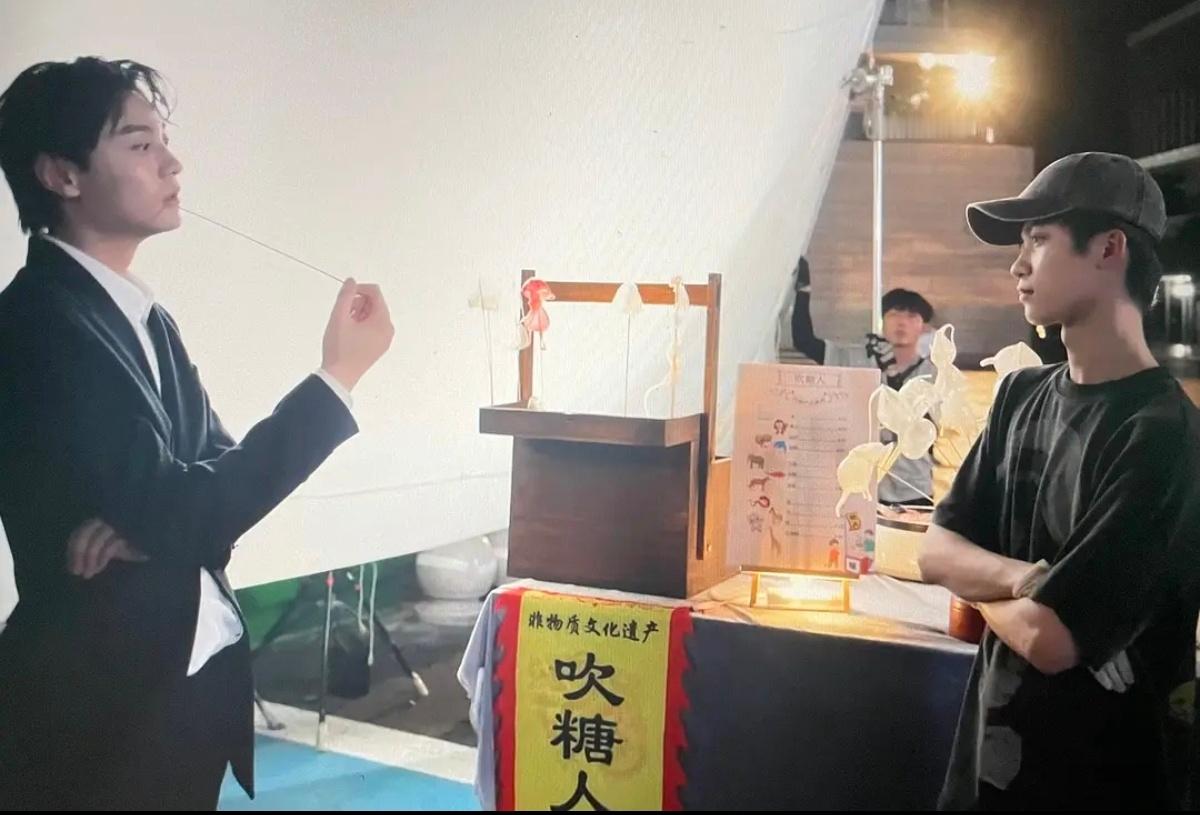 对比之下 小头小脸年轻貌美皮肤紧致在这一刻具象化了 ​​​