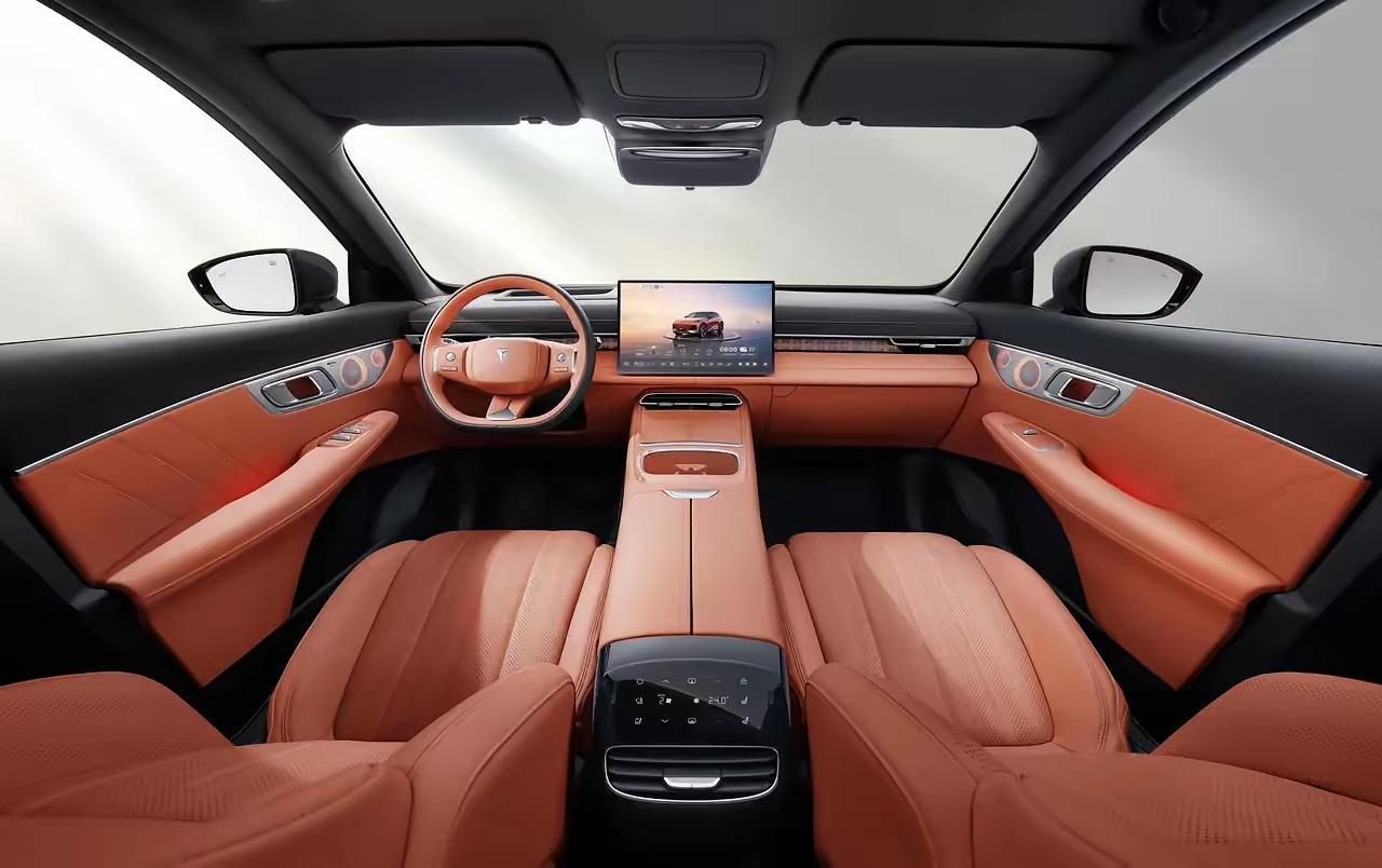 深蓝S07后置后驱布局操控灵活，转弯半径小，城区穿梭停车方便。7.6秒破百的动力