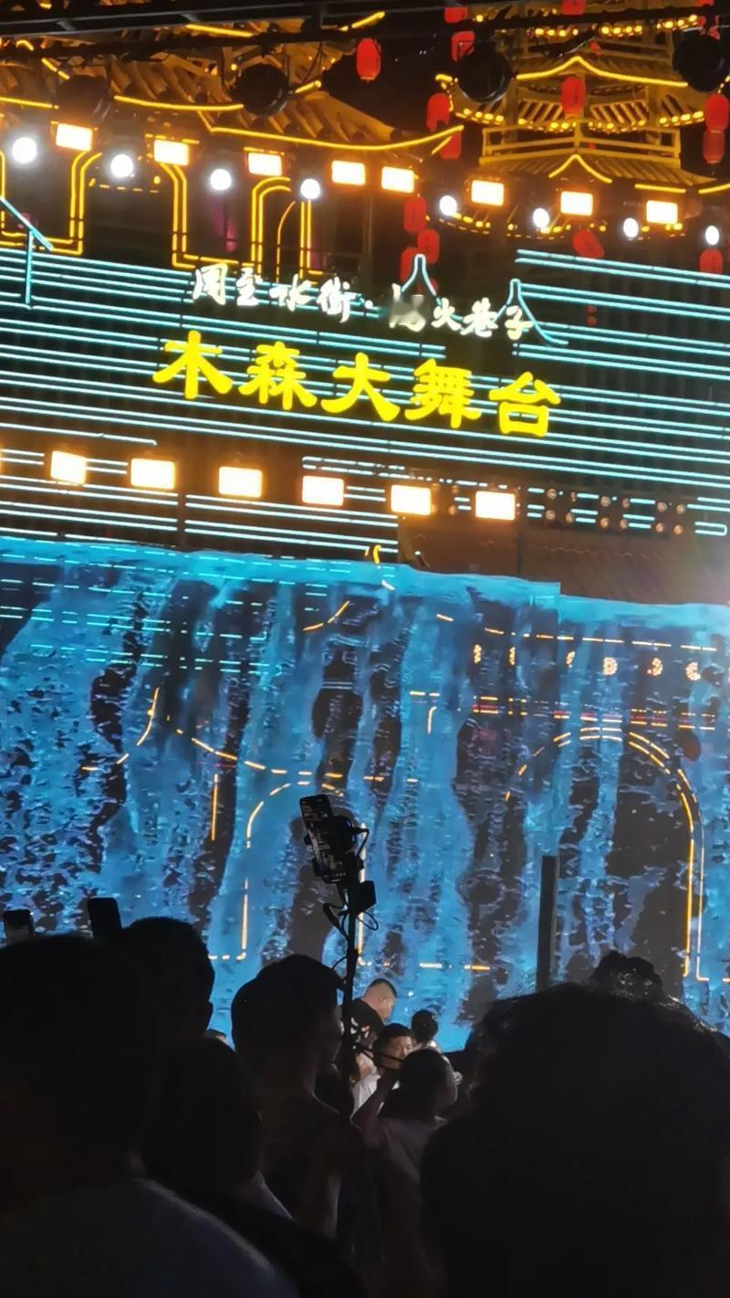 民间大舞台成了百姓“星光大道”

各地涌现近50个民间大舞台，给普通歌手提供了展