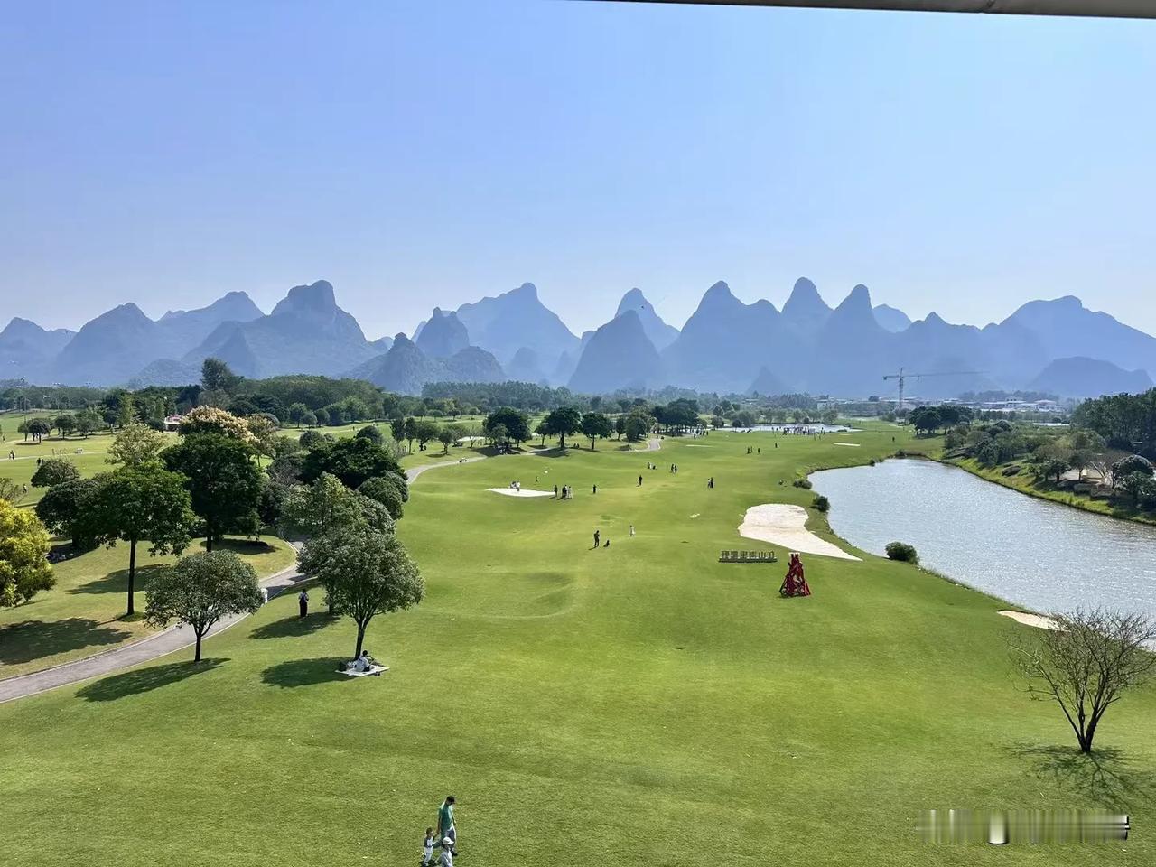 学校门口，到处都是接孩子的。不管是小学生还是初中生，甚至高中生也有很多家长接。