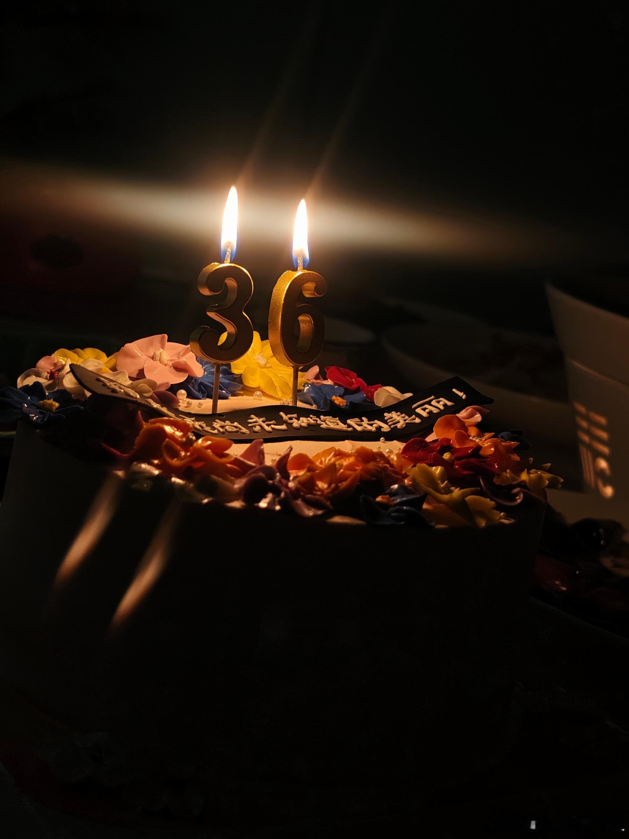 华晨宇生日场 今夜他又在舞台上闪闪发光了。状态松弛又投入，玩音乐的样子开心得像个