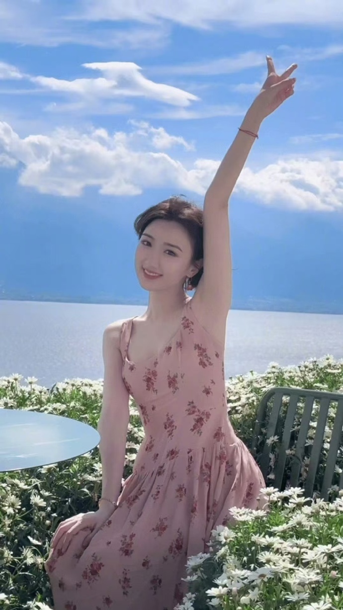 #毛晓彤A甜吊带粉裙# 毛晓彤短发配粉裙，好有夏日的感觉[送花花]，像一个甜甜的