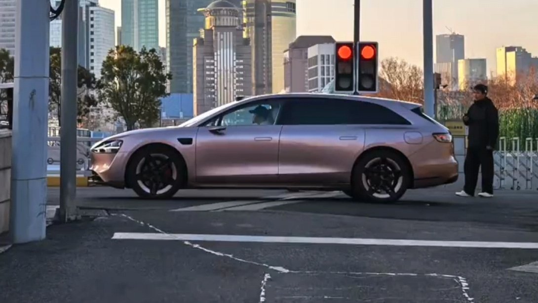 享界S9T粉色实车曝光粉色S9T拿捏上海春天近日，粉色版享界S9T实车亮相上海街