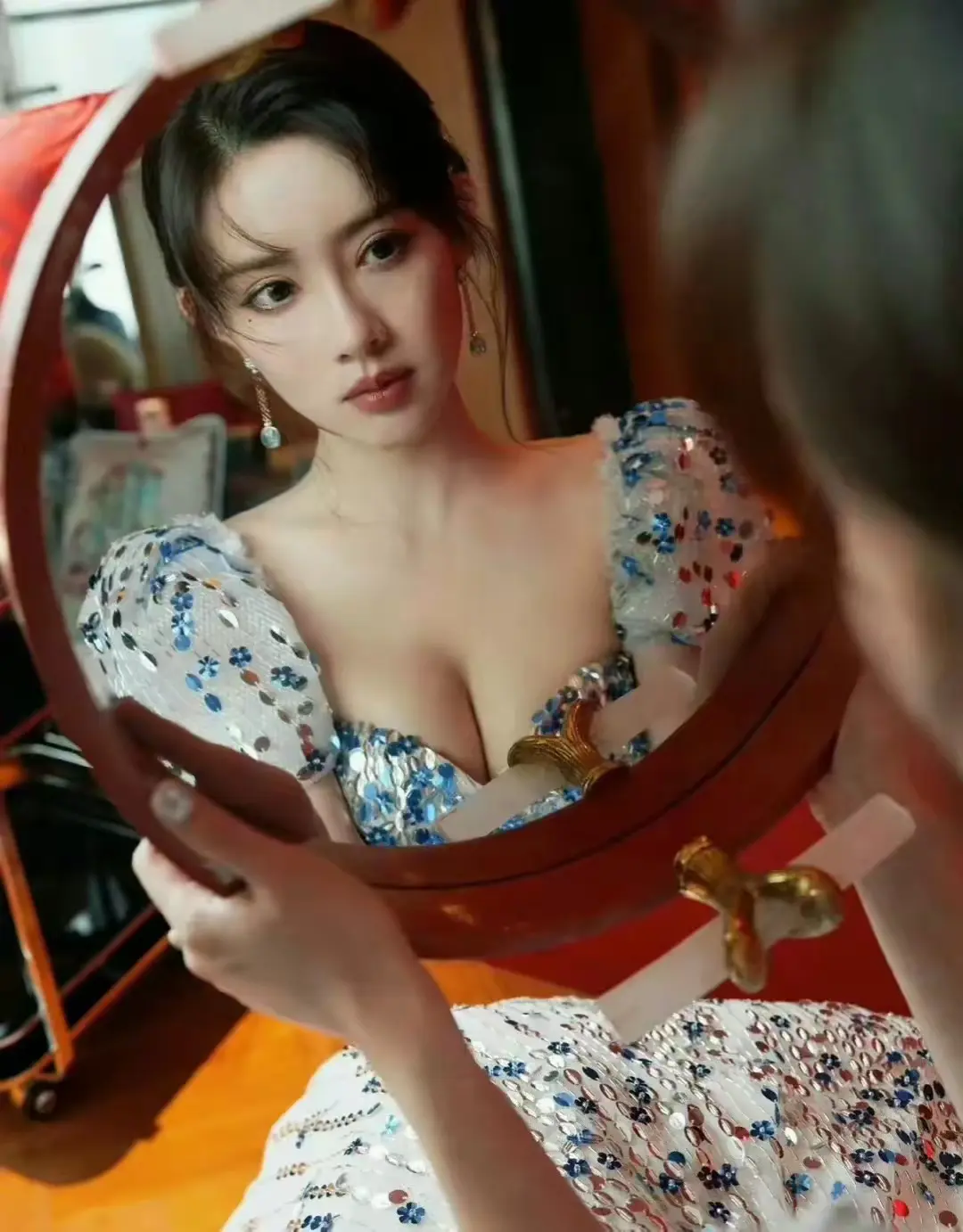 子仪对镜惜春晚。