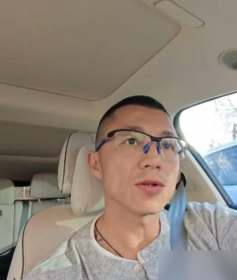 你们别不信
​
陈震之所以塌房了
​
不止因为逃了200多万，也不是
​
得罪人