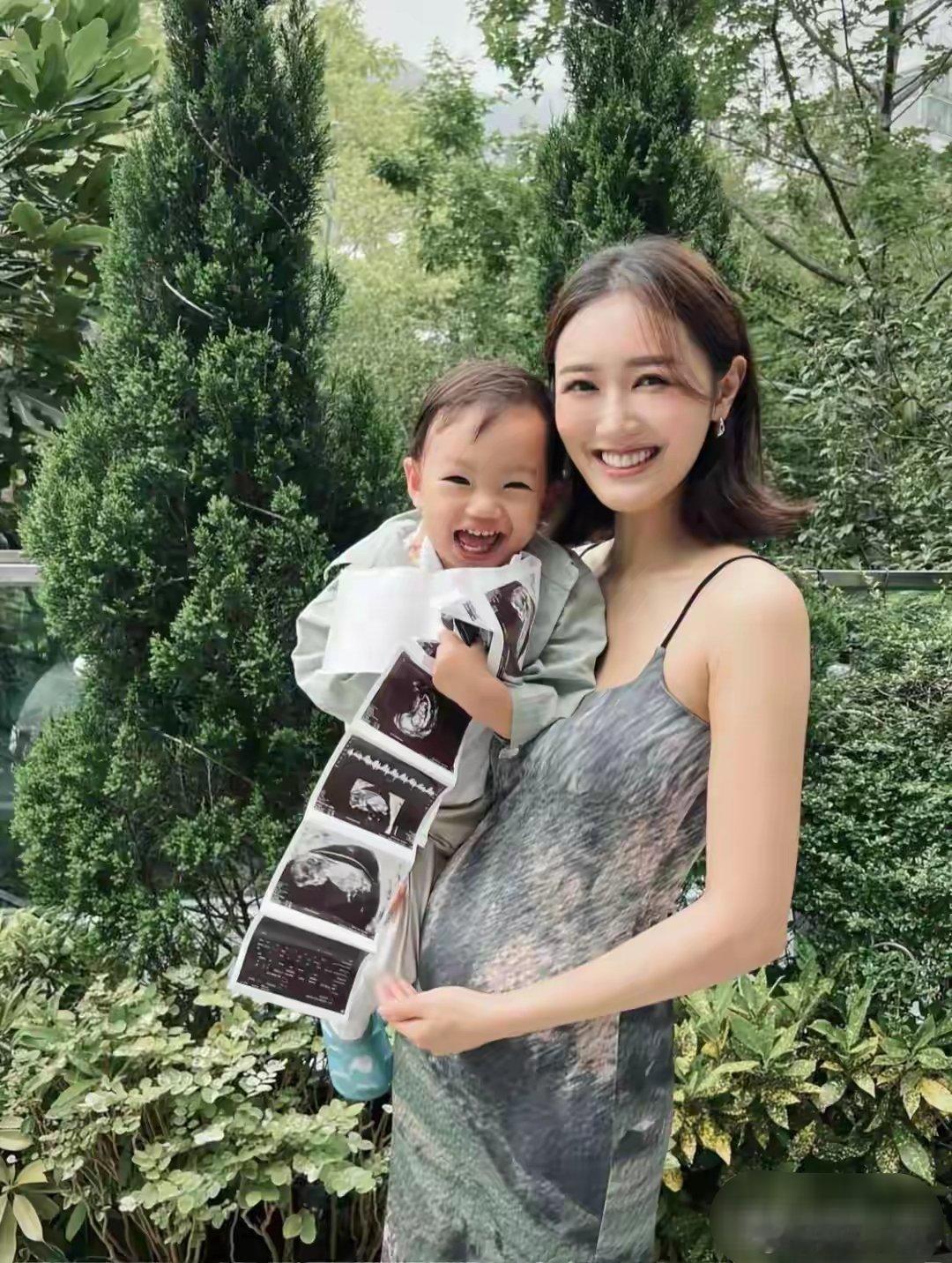 袁伟豪、张宝儿六一儿童节官宣二胎，孕肚明显，恭喜恭喜！ ​​​