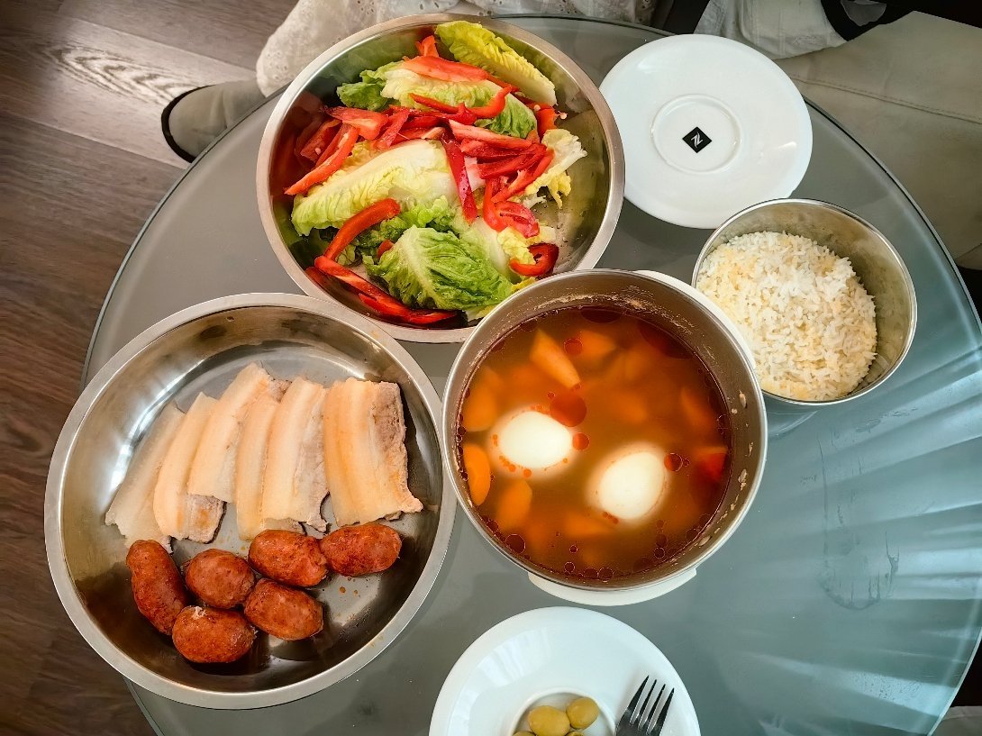 晚餐自己做，五花肉和小香肠2.96欧元，生菜0.99欧元（只用了1/3），甜椒0