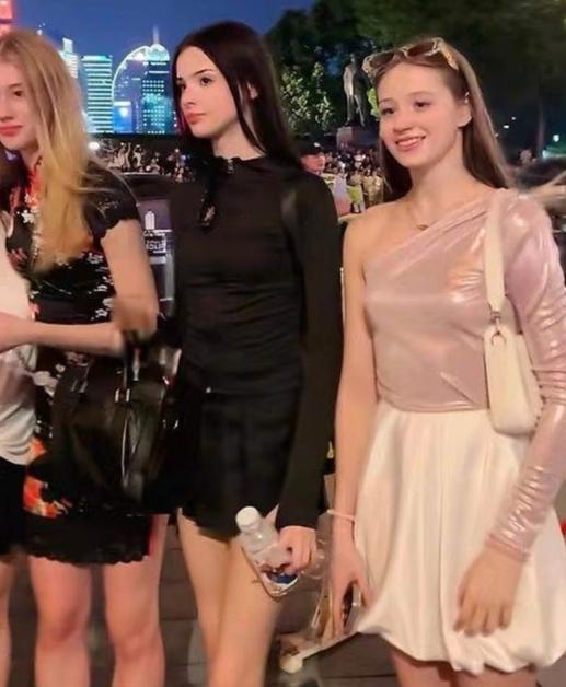 中俄免签后有意思的事来了！不是俄罗斯人扎堆抢肉串打包，也不是黑河早市到处都是人，