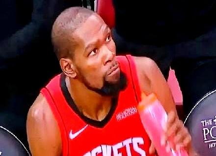 杜兰特这两个球，最大程度诠释了火箭把他弄来的意义。
 

这哪是打球啊，2米1锋