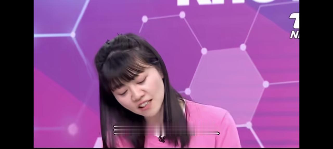 高嘉喻让政治耽误了唱歌，一代歌女令人忍俊不住。
一旁有邱毅教授，
另一边是陈挥文