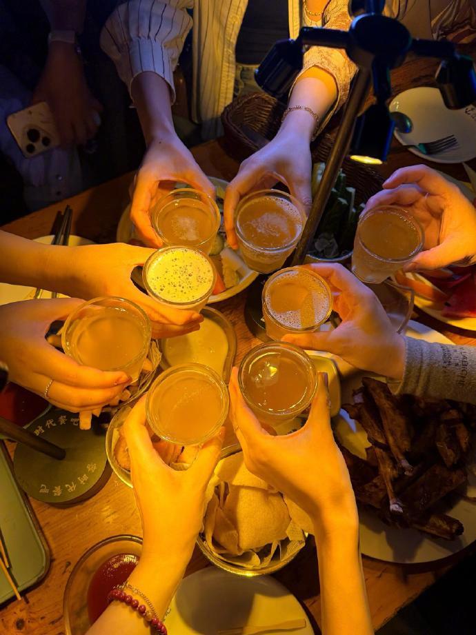 𝐂𝐡𝐞𝐞𝐫𝐬🍻见个面，吃个饭，拍个照🤳姐妹局，常碰杯，敬友谊👭