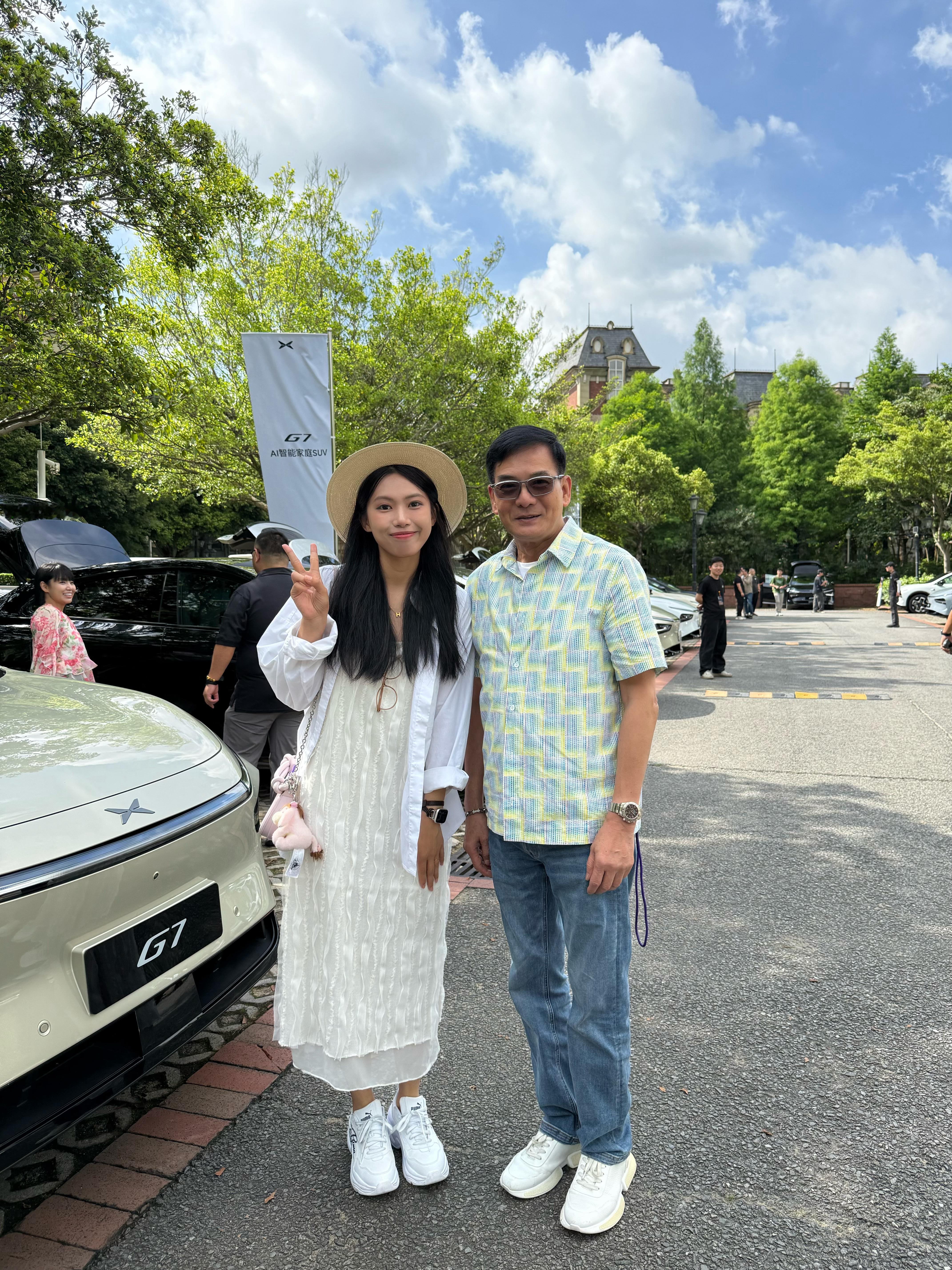 哇哇哇 我太幸福了！！收到了大师兄亲自送来的荔枝！还和老师们合影了！还有我们姐妹