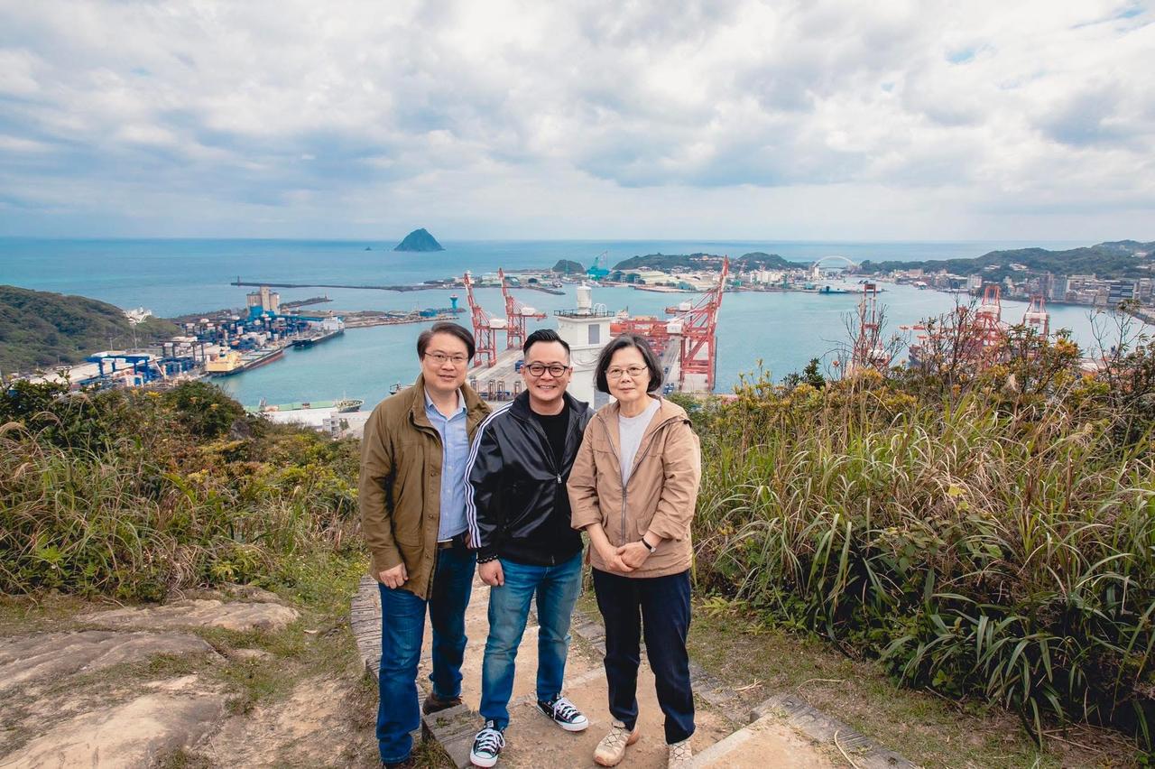 蔡英文今（16日）在脸书发文称，我卸任后爱上爬山，现在好像已经是众所皆知的事了。